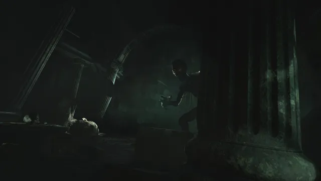 Amnesia: Rebirth screenshot: a ghoul crouches among pillars in a dark green-lit ruin