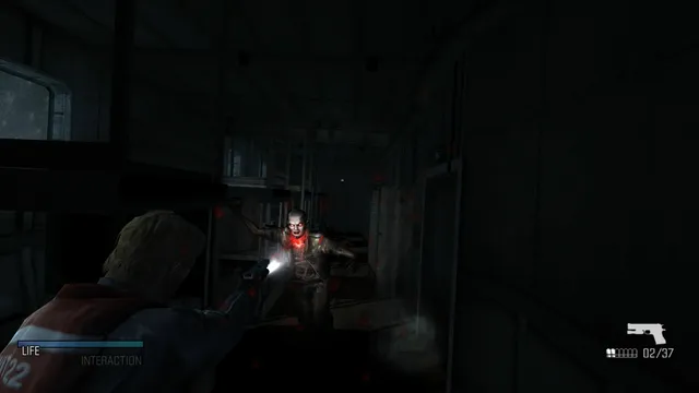 Cold Fear screenshot: a bloodied, pale crewman lurches toward Hansen out of a dark corridor, caught in his flashlight