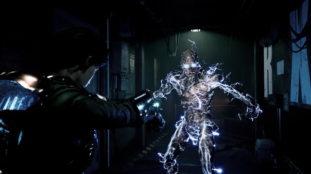 Daymare: 1994 Sandcastle screenshot: a corpse crackling with electricity rises in a dark corridor as Dalila aims at it