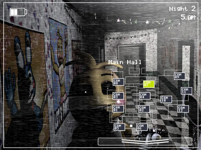 Five Nights at Freddy's 2 screenshot: the camera view of the Main Hall, a battered yellow animatronic close to the camera beside the map of cameras