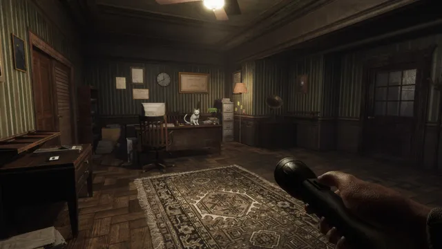 In Sound Mind screenshot: a therapist's office with a desk, a cat sitting on it and a patterned rug, the player holding a flashlight