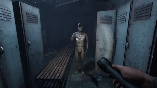 In Sound Mind screenshot: a faceless, mannequin-like figure stands between open lockers in a dark changing room, caught in the flashlight