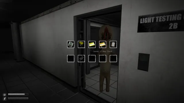 SCP – Containment Breach screenshot: the inventory open with a Level 2 key card while SCP-173 stands in the doorway of Light Testing 2B