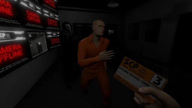 The player holds a level 3 SCP access card beside a man in an orange jumpsuit and screens reading Camera Offline