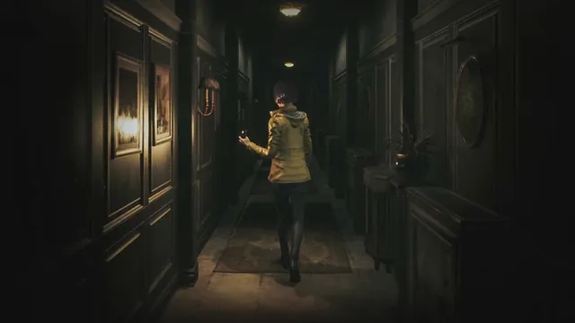 Song of Horror screenshot: a woman in a yellow jacket walks down a dim, wood-panelled mansion corridor holding a light