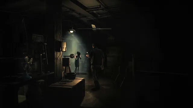 Song of Horror screenshot: a man with a lamp in a dark workshop where a pale girl stands in the light