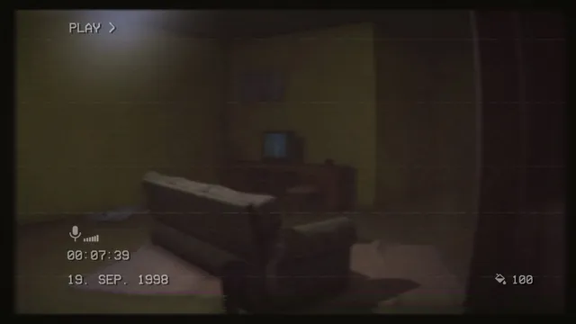 The Backrooms 1998 screenshot: a dim yellow room with a sofa facing an old television, a camcorder overlay with PLAY and the date