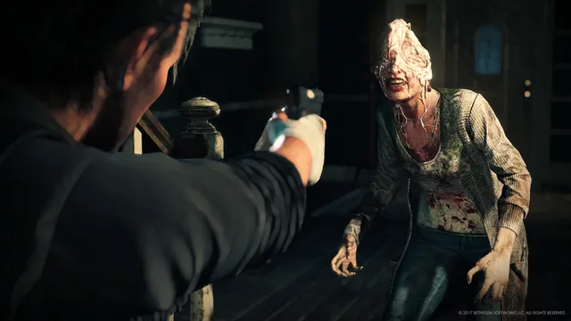 The Evil Within 2 screenshot: Sebastian aims a pistol at a bloodied, disfigured woman crouching on a porch