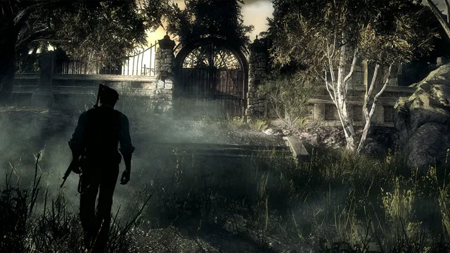 The Evil Within screenshot: Sebastian walks through fog toward the iron gates of a mansion