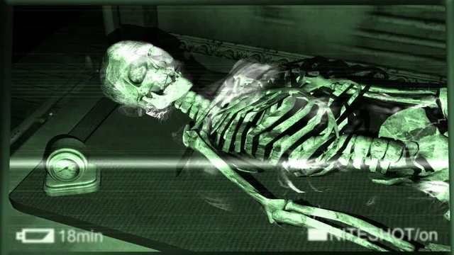The Lost Crown screenshot: a skeleton lying in a tomb, seen through a green night-vision camera